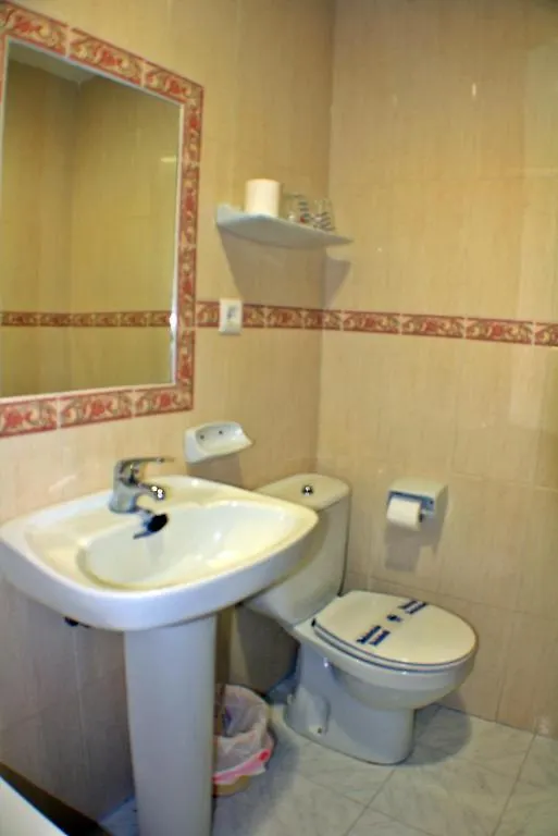 Hostal Carlos I La Línea de la Concepción Gæstehus